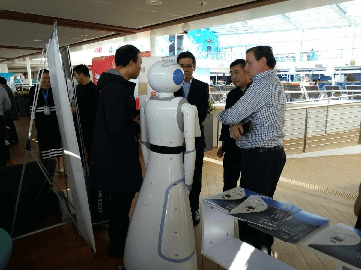 小喬機器人(rén)受邀出席2017第十二屆中國成長(cháng)型醫藥企業發展論壇